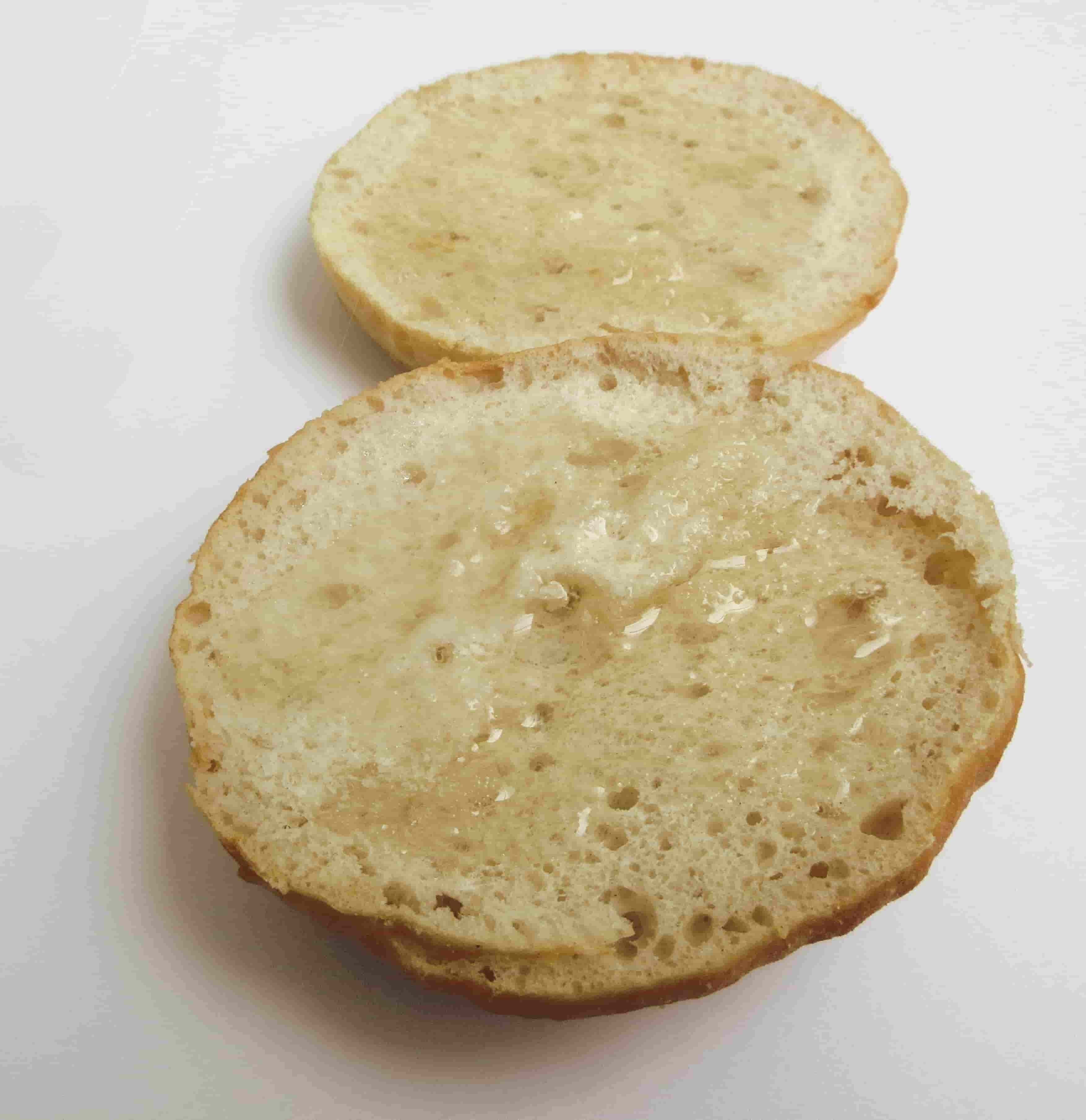 Targeted oil application onto buns with the FoodJet oil depositor